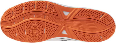 Die Sohle eines orangefarbenen Tennisschuhs mit weißen Details und einem Traktionsmuster. Die Sohle eines orangefarbenen Tennisschuhs mit weißen Details und einem Traktionsmuster.