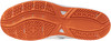 Die Sohle eines orangefarbenen Tennisschuhs mit weißen Details und einem Traktionsmuster.