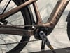 Detail eines Trek E-Bikes mit Kette und Kurbel.