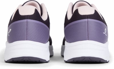 Rückansicht eines Paares violetter Damen-Laufschuhe mit weißer Sohle. Rückansicht eines Paares violetter Damen-Laufschuhe mit weißer Sohle.