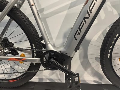 Detail eines E-Mountainbikes mit Genesis- und BOSCH-Logo, schwarzen Pedalen und Kette. Detail eines E-Mountainbikes mit Genesis- und BOSCH-Logo, schwarzen Pedalen und Kette.