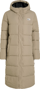 Lange beige Daunenjacke mit Kapuze und Logo auf der Brust.