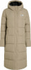 Lange beige Daunenjacke mit Kapuze und Logo auf der Brust.