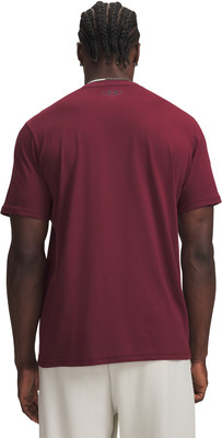 Mann in dunkelrotem kurzärmeligem T-Shirt und heller Hose. Mann in dunkelrotem kurzärmeligem T-Shirt und heller Hose.