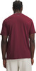 Mann in dunkelrotem kurzärmeligem T-Shirt und heller Hose.