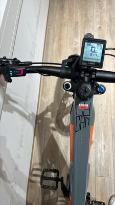 E-Bike mit Bosch-Display, zeigt 52 km/h und 947 km Gesamtkilometerstand an. E-Bike mit Bosch-Display, zeigt 52 km/h und 947 km Gesamtkilometerstand an.