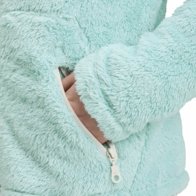Eine Hand in den Taschen einer weichen mintgrünen Jacke, Reißverschlussdetail. Eine Hand in den Taschen einer weichen mintgrünen Jacke, Reißverschlussdetail.