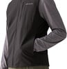 Mann in dunkler Patagonia-Jacke mit grauen Ärmeln, Hand in Tasche.