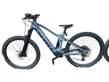 Graues Fully-Elektrofahrrad von Scott mit orangefarbenem Sattel auf weißem Hintergrund.