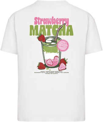 Weißes T-Shirt mit Aufdruck eines Erdbeer-Matcha-Getränks mit der Aufschrift Strawberry Matcha. Weißes T-Shirt mit Aufdruck eines Erdbeer-Matcha-Getränks mit der Aufschrift Strawberry Matcha.