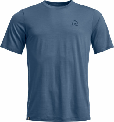 Blaues T-Shirt mit kurzen Ärmeln und einem kleinen Helm-Symbol auf der Brust.
