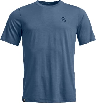 Blaues T-Shirt mit kurzen Ärmeln und einem kleinen Helm-Symbol auf der Brust.