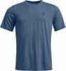 Blaues T-Shirt mit kurzen Ärmeln und einem kleinen Helm-Symbol auf der Brust.