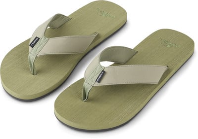 Ein Paar grüne Flip-Flops mit O'Neill-Logo auf weißem Hintergrund.