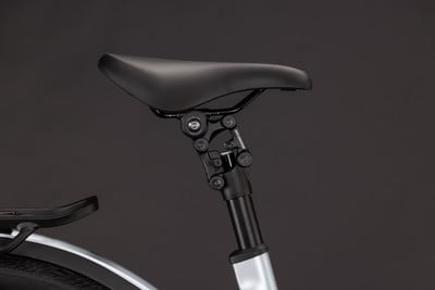 Schwarze Sattelstütze mit einstellbarer Neigung und Höhe am Fahrrad. Schwarze Sattelstütze mit einstellbarer Neigung und Höhe am Fahrrad.