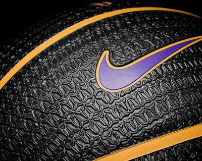 Nahaufnahme eines schwarzen Basketballs mit gelben und violetten Akzenten. Nahaufnahme eines schwarzen Basketballs mit gelben und violetten Akzenten.