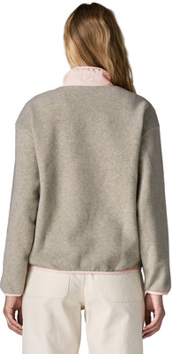 Rückansicht einer Frau in grauem Fleece-Pullover mit rosa Kragen und Bündchen. Rückansicht einer Frau in grauem Fleece-Pullover mit rosa Kragen und Bündchen.