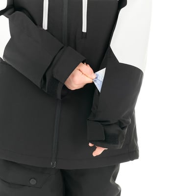 Eine Hand steckt eine Karte in die Ärmeltasche einer schwarzen Jacke. Eine Hand steckt eine Karte in die Ärmeltasche einer schwarzen Jacke.
