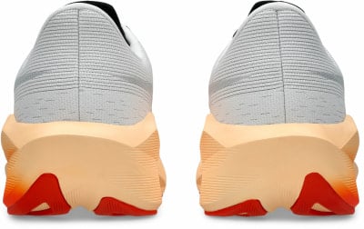 Rückansicht eines Paares Laufschuhe mit orange-roter Sohle. Rückansicht eines Paares Laufschuhe mit orange-roter Sohle.