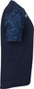 Dunkelblaues T-Shirt mit geometrischem Muster auf den Ärmeln.