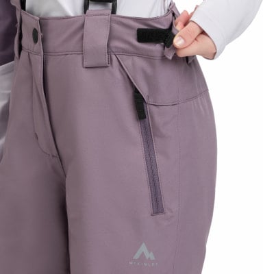 Detail einer Skihose mit Reißverschlusstasche und verstellbarem Klettverschluss. Detail einer Skihose mit Reißverschlusstasche und verstellbarem Klettverschluss.