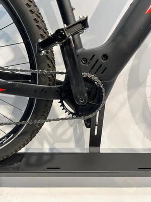 Nahaufnahme eines E-Bikes mit Kette, Pedal und Kurbel am Rahmen. Nahaufnahme eines E-Bikes mit Kette, Pedal und Kurbel am Rahmen.