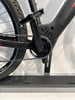Nahaufnahme eines E-Bikes mit Kette, Pedal und Kurbel am Rahmen.
