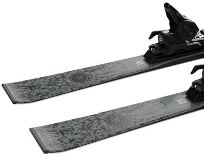 Ski mit schwarzen Bindungen und grauem Tarnmuster.