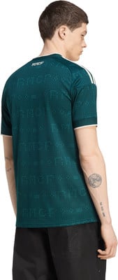 Mann von hinten in dunkelgrünem Shirt mit weißen Streifen und Muster. Mann von hinten in dunkelgrünem Shirt mit weißen Streifen und Muster.