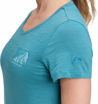 Türkisfarbenes T-Shirt mit kurzem Ärmel und Bergmotiv. Türkisfarbenes T-Shirt mit kurzem Ärmel und Bergmotiv.