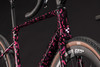 Ein rosa Muster auf einem schwarzen Fahrradrahmen mit Zipp-Carbonfelgen.