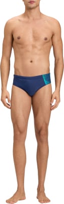 Mann in dunkelblauen Badeshorts mit türkisfarbenem Muster an der Seite. Mann in dunkelblauen Badeshorts mit türkisfarbenem Muster an der Seite.
