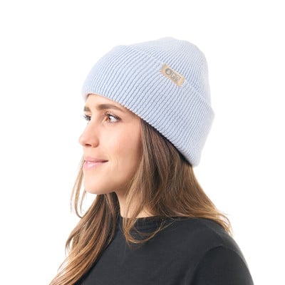 Eine Frau in einer hellblauen Mütze mit Logo auf weißem Hintergrund. Eine Frau in einer hellblauen Mütze mit Logo auf weißem Hintergrund.