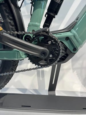 Detail eines E-Mountainbikes mit Bosch-Antrieb und Kette. Detail eines E-Mountainbikes mit Bosch-Antrieb und Kette.