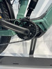 Detail eines E-Mountainbikes mit Bosch-Antrieb und Kette.