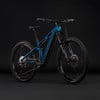 Ein blaues Mountain-Elektrofahrrad mit Federung vor einem dunklen Hintergrund.