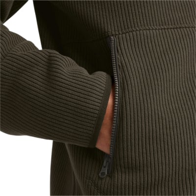 Detail eines Pullovers aus Rippstrick mit offener Reißverschlusstasche. Detail eines Pullovers aus Rippstrick mit offener Reißverschlusstasche.