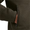 Detail eines Pullovers aus Rippstrick mit offener Reißverschlusstasche.