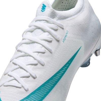 Weißer Fußballschuh mit türkisfarbenem Nike-Logo und Schnürsenkeln. Weißer Fußballschuh mit türkisfarbenem Nike-Logo und Schnürsenkeln.