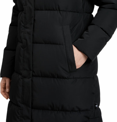 Detail einer schwarzen Daunenjacke mit einer Tasche, in der Hände stecken. Detail einer schwarzen Daunenjacke mit einer Tasche, in der Hände stecken.