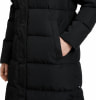 Detail einer schwarzen Daunenjacke mit einer Tasche, in der Hände stecken.
