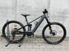 Graues Conway E-Bike mit Federung, vor einer Wand stehend.