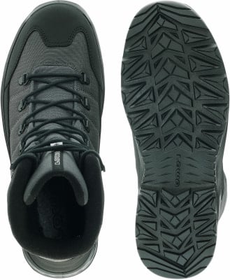 Draufsicht auf Wanderschuhe und Schuhsohle mit ausgeprägtem Profil. Draufsicht auf Wanderschuhe und Schuhsohle mit ausgeprägtem Profil.