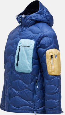 Blaue Daunenjacke mit Wellensteppung und farbigen Taschen.