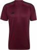 Herren-Weinrot-T-Shirt von Adidas mit schwarzen Details an den Schultern und Logo.