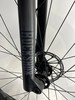 Detail einer RockShox Mountainbike-Federgabel mit Scheibenbremse und Speichen.