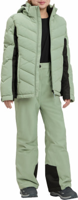 Mädchen in grüner Daunenjacke und Hose zum Skifahren.