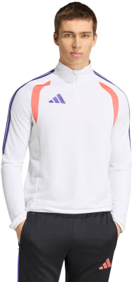 Mann in weißem Shirt mit lila Adidas-Logo und orangefarbenen Streifen. Mann in weißem Shirt mit lila Adidas-Logo und orangefarbenen Streifen.