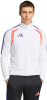 Mann in weißem Shirt mit lila Adidas-Logo und orangefarbenen Streifen.