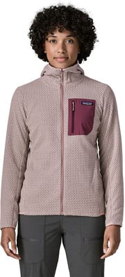 Frau in rosa Fleecejacke mit Kapuze und dunkelgrauer Hose.